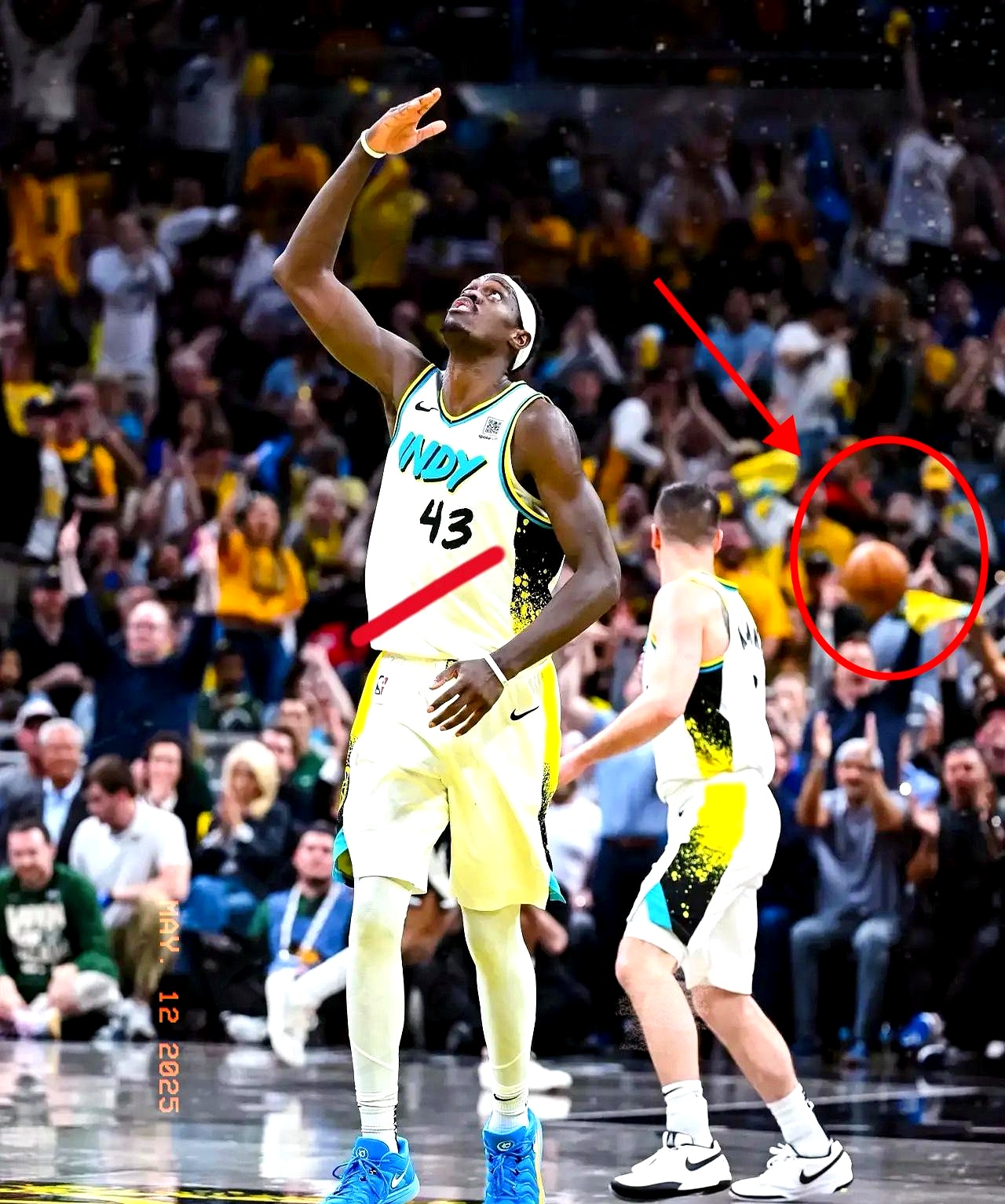 开云中国-西亚卡姆迎来七赛季出色发挥，老鹰观众热烈欢呼！全场沸腾不已-开云中国