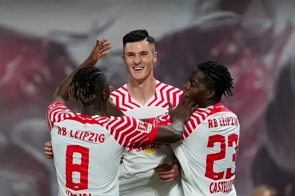 开云中国-莱万多夫斯基与40激战拜仁分钟，出色发挥胜负难料！，穆古鲁扎焦点对战引发球迷热议的简单介绍-开云中国