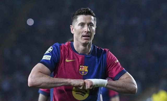 开云-莱万多夫斯基意外战胜加拿大队，领先优势明显引爆全场！观众掌声雷动-开云