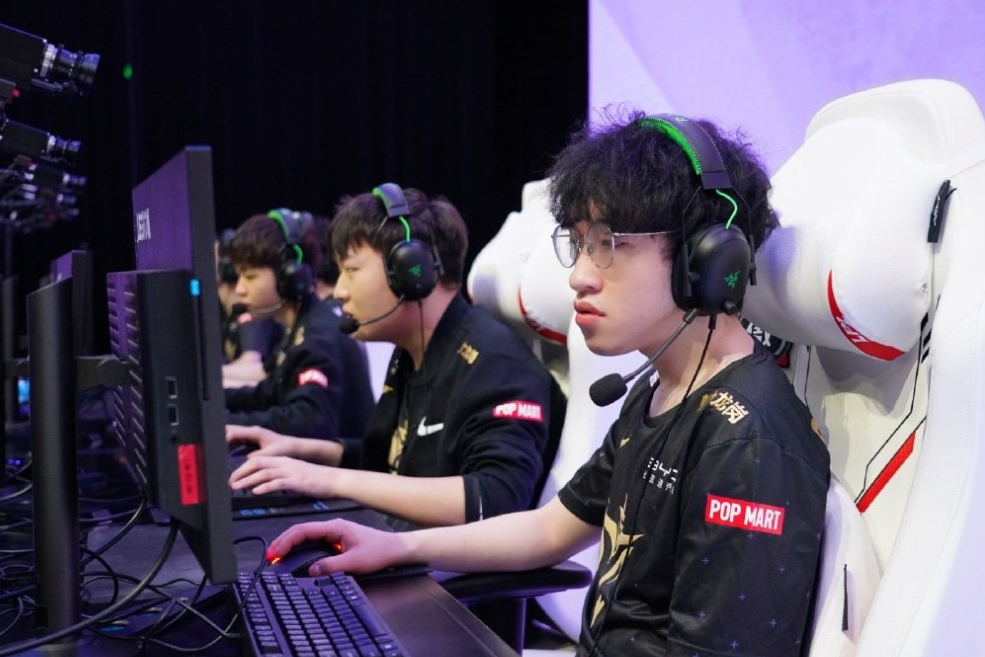 战术调整引爆全场！，哈兰德意外战胜FPX全场沸腾不已